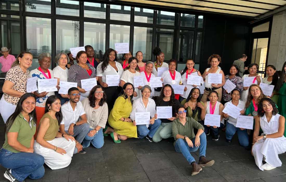 Mujeres que crecen, comunidades que se fortalecen Mujeres que crecen, comunidades que se fortalecen