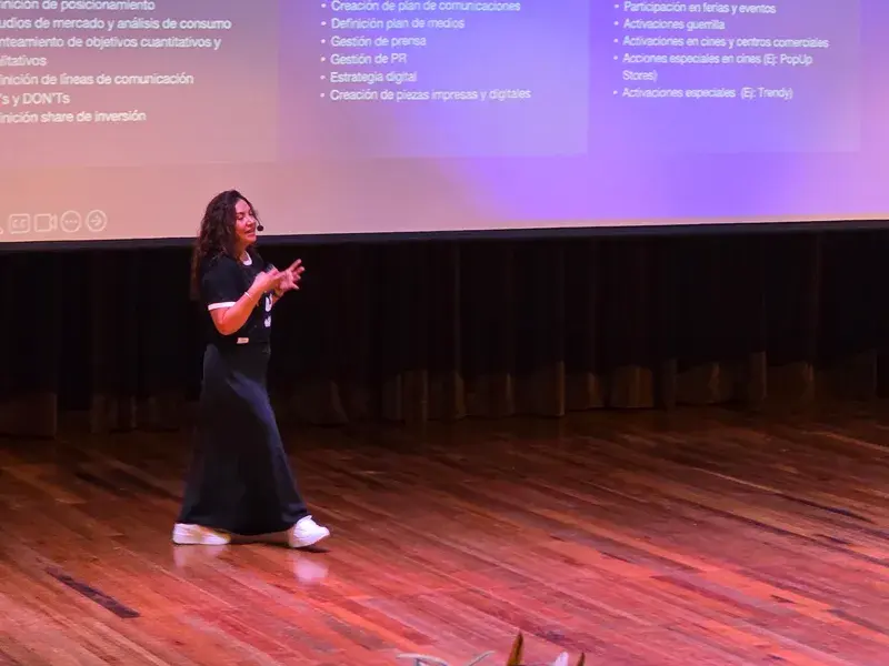 Yesenia Niño, gerente de Cinecolor, empresa representante de Disney en Colombia, durante su conferencia en la Javeriana Cali