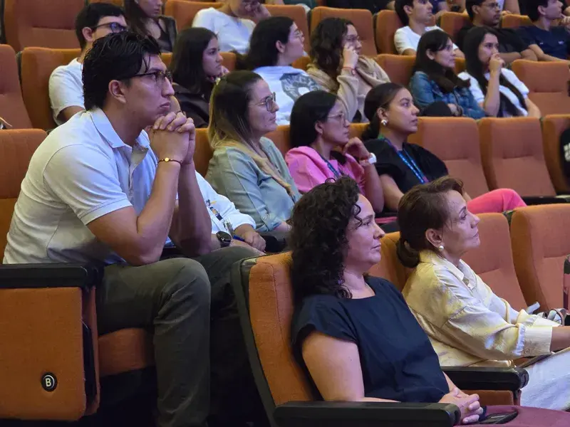 Yesenia Niño, gerente de Cinecolor, empresa representante de Disney en Colombia, durante su conferencia en la Javeriana Cali