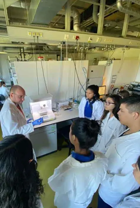 Nueve estudiantes de la carrera de Ingeniería Biomédica de la Universidad Javeriana Cali, acompañados por el director del programa, el profesor Hernán Darío Vargas Cardona, viajaron recientemente a la Friedrich-Alexander-Universität (FAU) en Erlangen, Alemania. Los estudiantes que participaron en esta visita fueron: Camilo Salazar Barney, Karolina María Otero Argel, Laura Isabel Ceballos Rivera, Lady Stefanía Bravo Guzmán, Michelle Stefany Ríos Ortiz, María José Garcés Galarza, Anny Victoria Bejarano Osorio